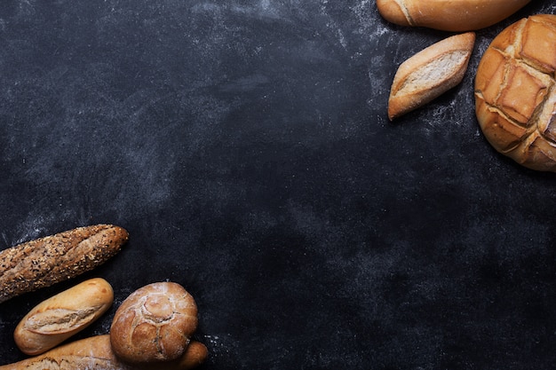 Vers brood op een zwart bord. Bovenaanzicht met kopie ruimte