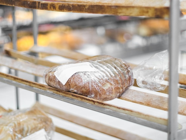 Vers brood op het aanrecht in de winkel