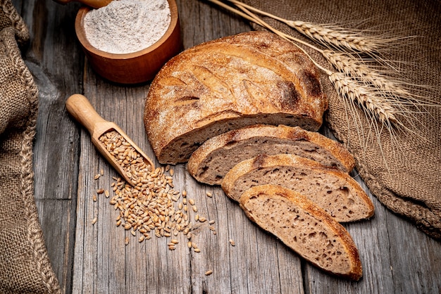 Vers brood op houten grond. Vers gebakken traditioneel brood op houten tafel. Gezond eten