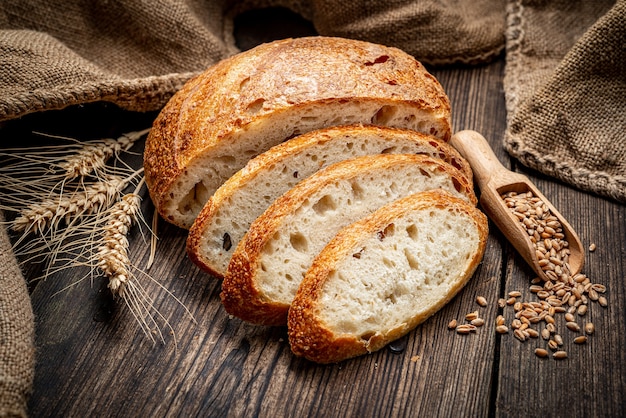 Vers brood op houten grond. Vers gebakken traditioneel brood op houten tafel. Gezond eten