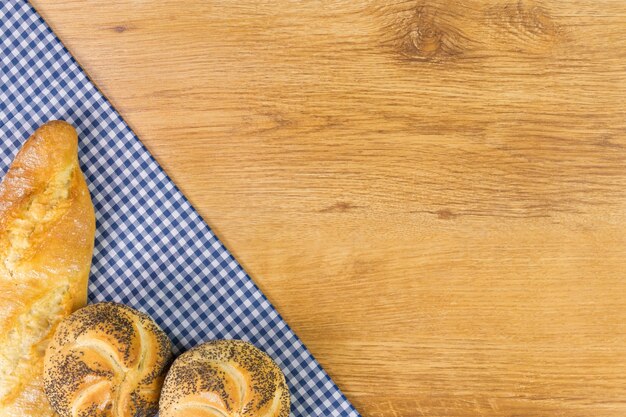 Vers brood op houten tafel. Bovenaanzicht met ruimte voor uw tekst.