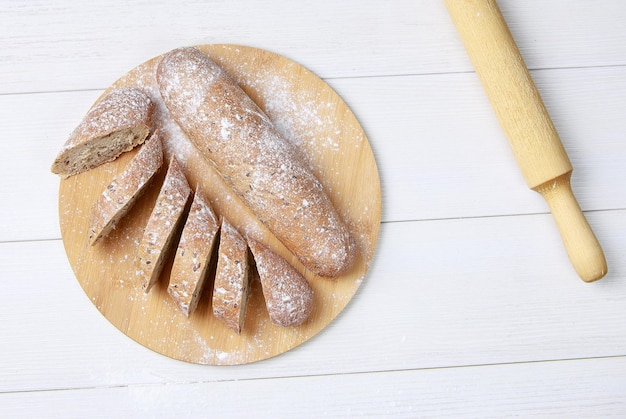 Vers brood op houten tafel. Bovenaanzicht met ruimte voor uw tekst