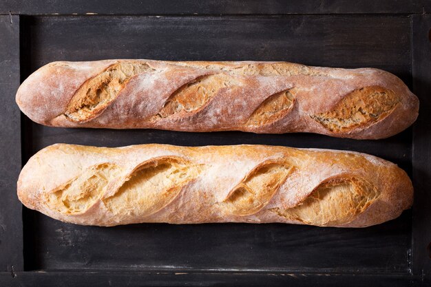 Vers brood op houten tafel, bovenaanzicht