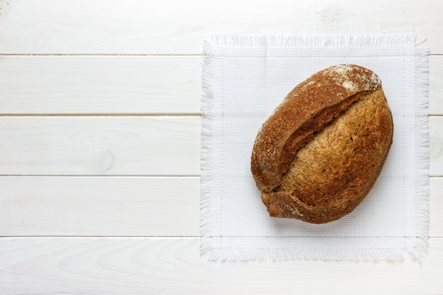 Vers brood op houten tafel.