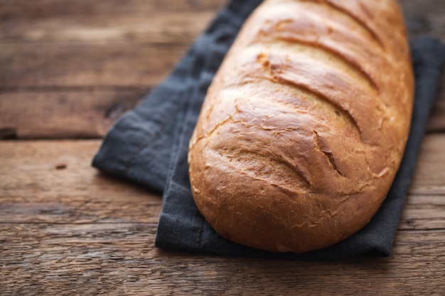 Vers brood op houten tafel.