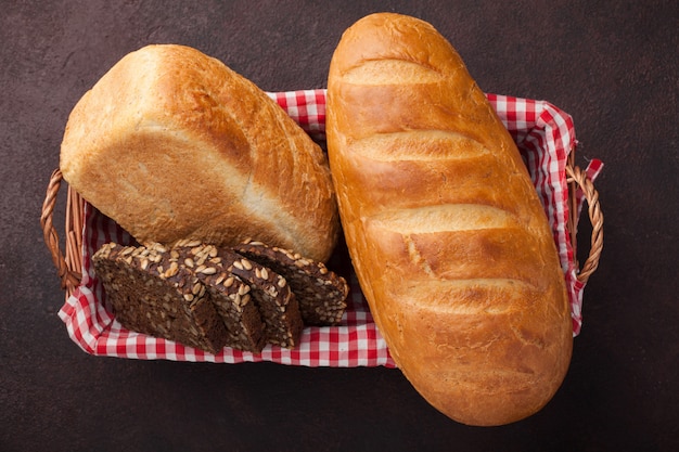 Vers brood op stenen tafel. Bovenaanzicht