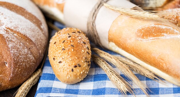 Vers brood op tafel. Zelfgemaakt brood.