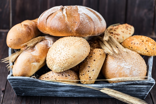 Vers brood op tafel. Zelfgemaakt brood.