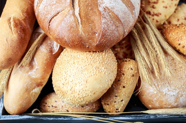 Vers brood op tafel. Zelfgemaakt brood.