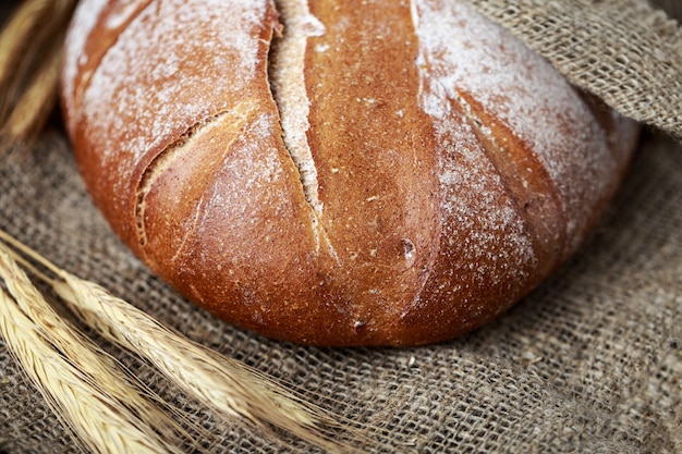 Vers brood op tafel. Zelfgemaakt brood.