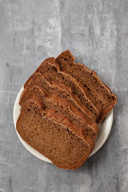 Vers brood op wit schaaltje op keramiek