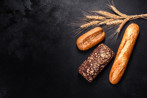 Vers brood op zwarte achtergrond, bovenaanzicht, kopieer ruimte