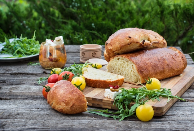 Vers brood. tomaten met rucola. Feta-kaas met olijven en in de zon gedroogde tomaten. Picknick,