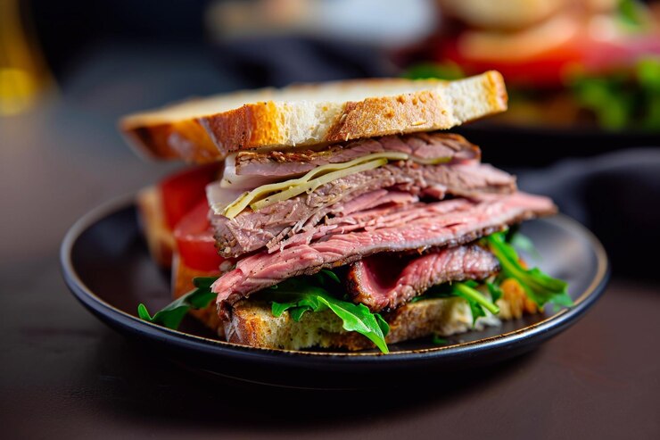 Foto vers broodje met roastbeef met salade en tomaten op de tafel van het café geschikt voor de lunchai generative
