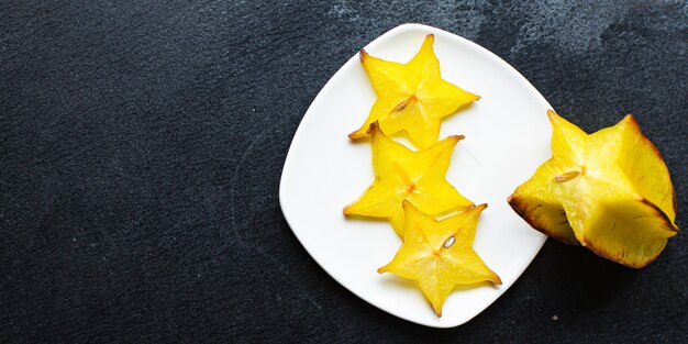 vers carambola-stervrucht in plakjes gesneden, klaar om te eten