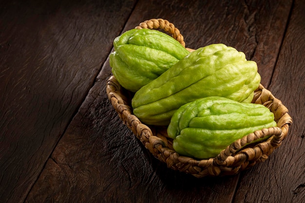 Vers chayote fruit op tafel