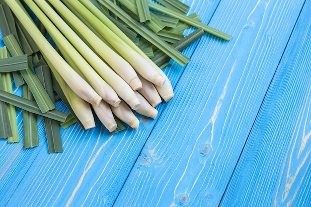 Foto vers citroengras of citronella grasblad op blauwe houten textuur