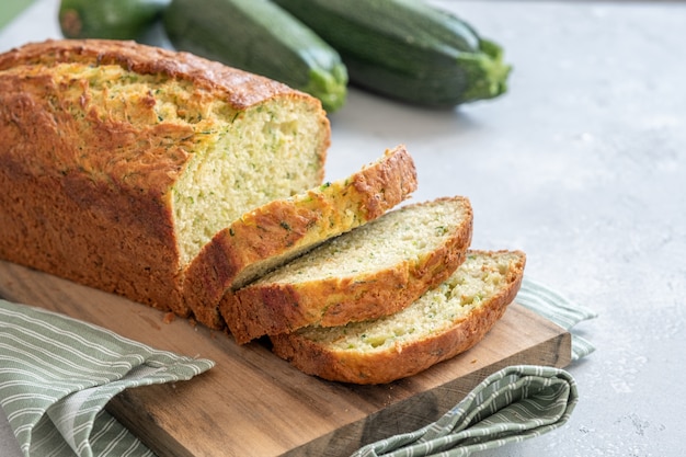 Vers courgettebrood op een houten raad