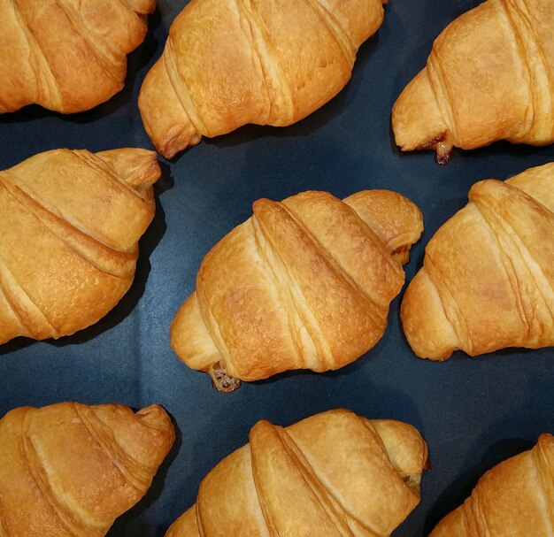 Vers croissant op een zwarte leiachtergrond