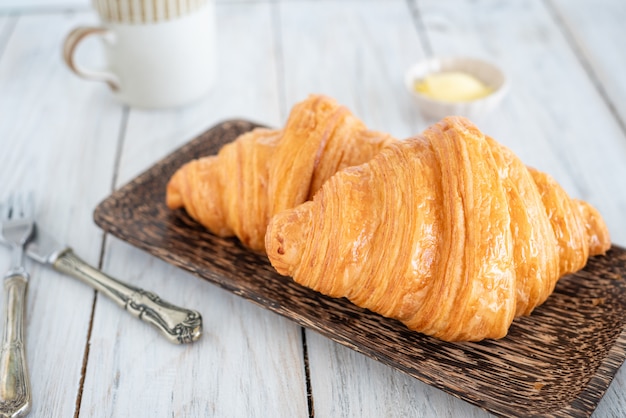 Vers Croissantbrood op Houten Lijst.