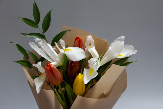 Vers de lenteboeket van de detailclose-up van tulp, iris, ruscus, selectieve nadruk