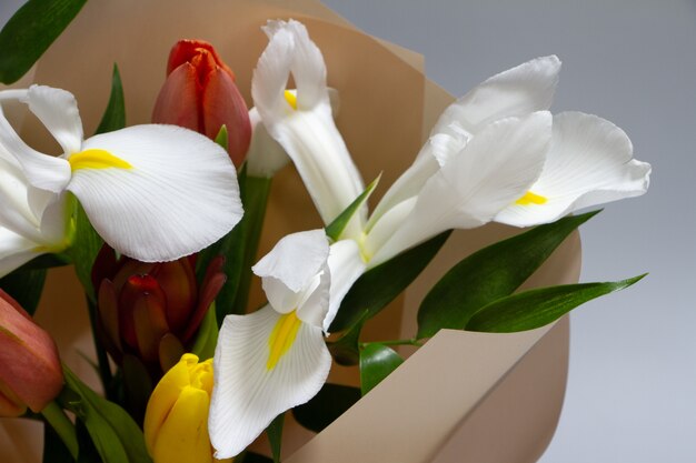 Foto vers de lenteboeket van de detailclose-up van tulp, iris, ruscus, selectieve nadruk