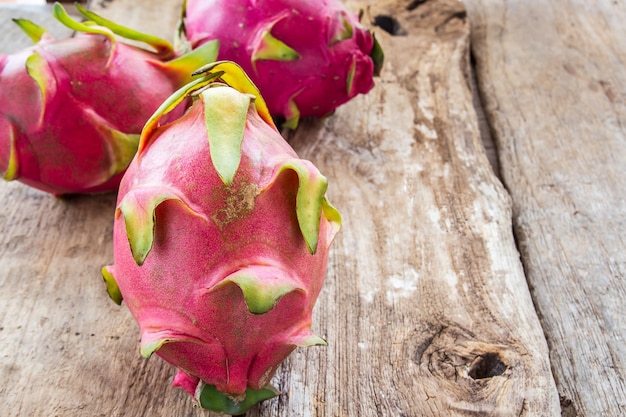 Vers drakenfruit op houten achtergrond