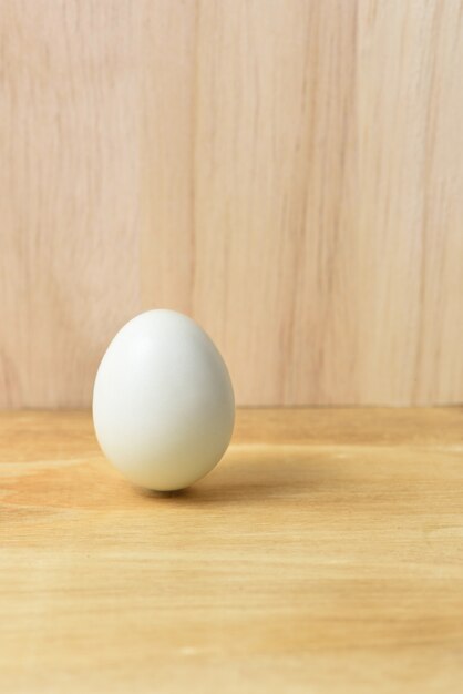 Vers ei op een bruine houten achtergrond
