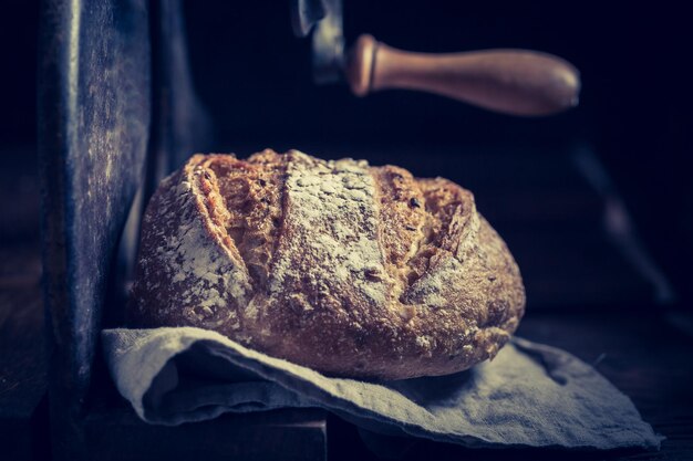 Vers en gezond brood op de snijmachine