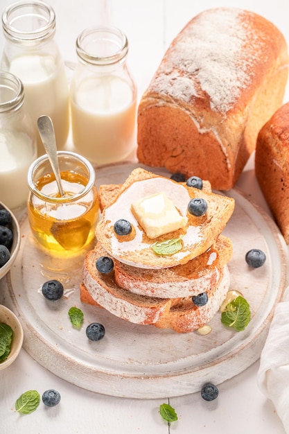 Vers en heerlijk brood met bessen ahornsiroop en boter