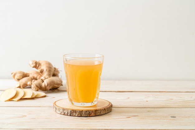 vers en heet gembersapglas met gemberwortels - Gezonde drankstijl