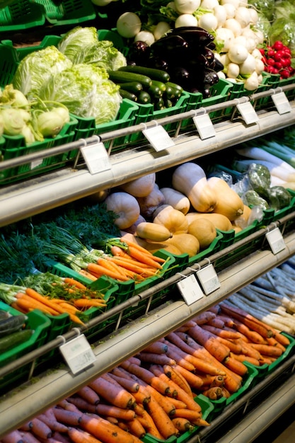 Vers en klaar om te eten Rekken in een supermarkt vol met verse producten