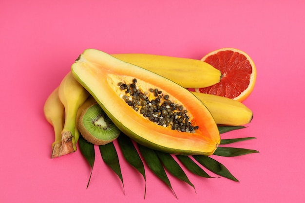 Vers en rijp exotisch fruit op roze achtergrond.