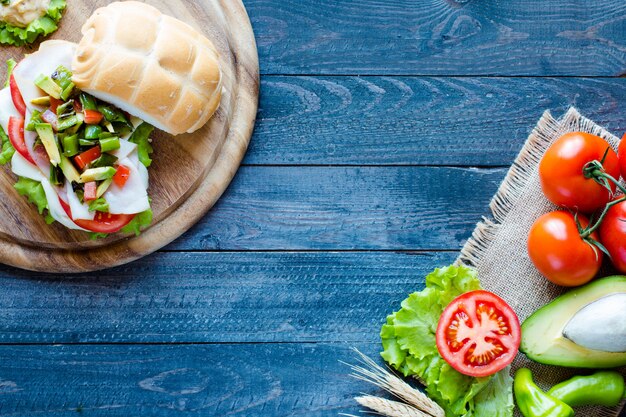 Vers en smakelijk broodje met ham en groenten