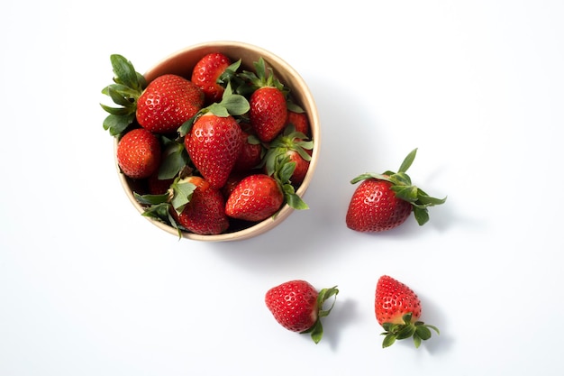 Vers fruit aardbeien in papieren verpakkingen op een witte achtergrond Bovenaanzicht plat gelegd