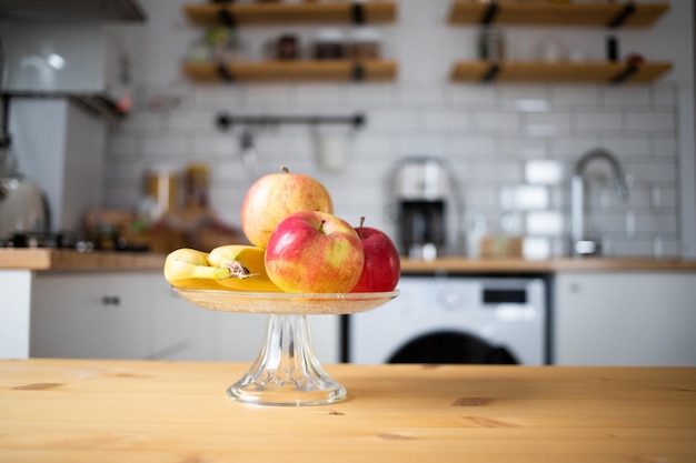 Vers fruit, appels en bananen in moderne keuken