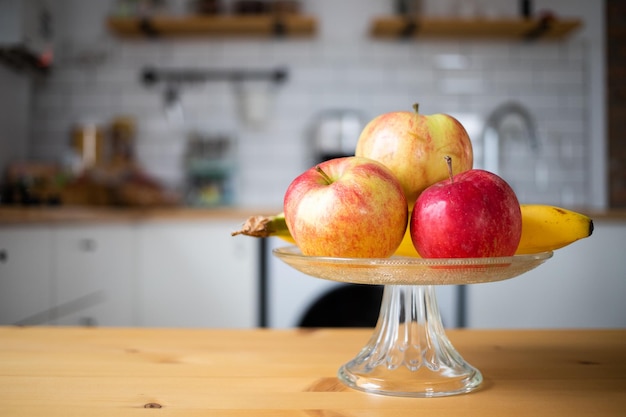 Vers fruit, appels en bananen in moderne keuken