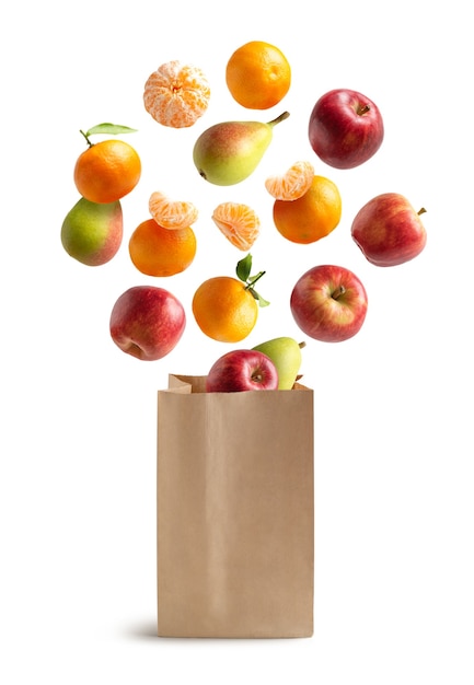 Vers fruit dat uit een recyclebare papieren zak vliegt.