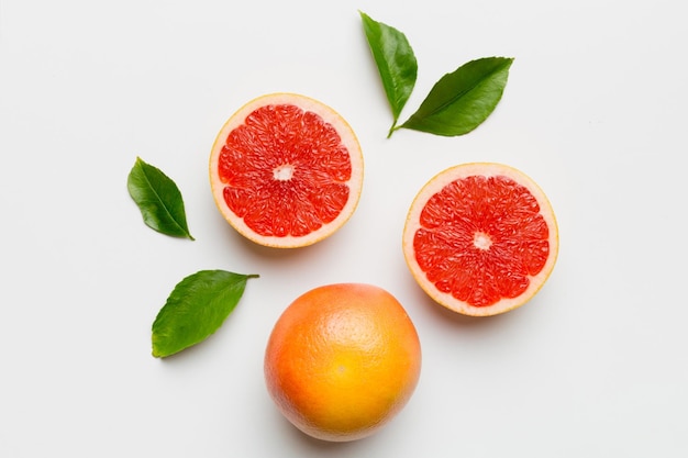 vers fruit grapefruit met sappige grapefruitplakken op gekleurde achtergrond bovenaanzicht Kopieerruimte creatief zomerconcept De helft van citrus in minimale plat lag met kopieerruimte