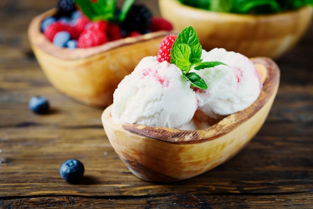 Foto vers fruit ijs met munt op de houten tafel