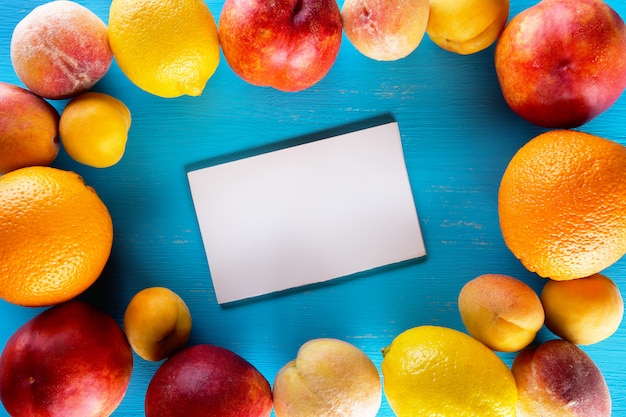 Vers fruit op een blauwe houten tafel