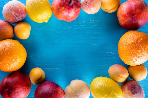 Vers fruit op een houten blauwe tafel