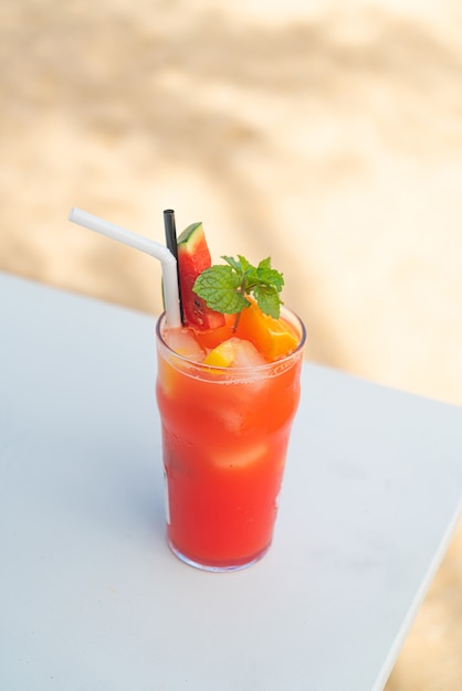 vers fruit punch met zee strand achtergrond