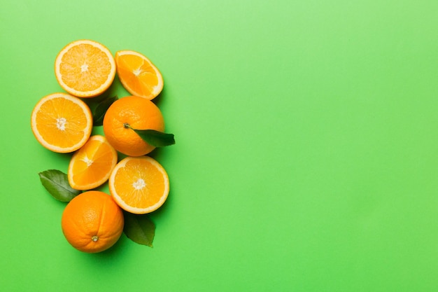 Foto vers fruit sinaasappelschijfjes op gekleurde achtergrond bovenaanzicht copy space creatief zomerconcept de helft van de citrus in minimale plat lag met kopieerruimte