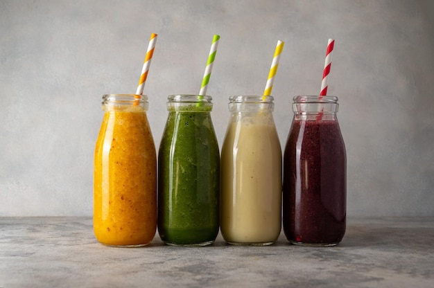 Vers fruit smoothie flessen gezonde detox drankjes