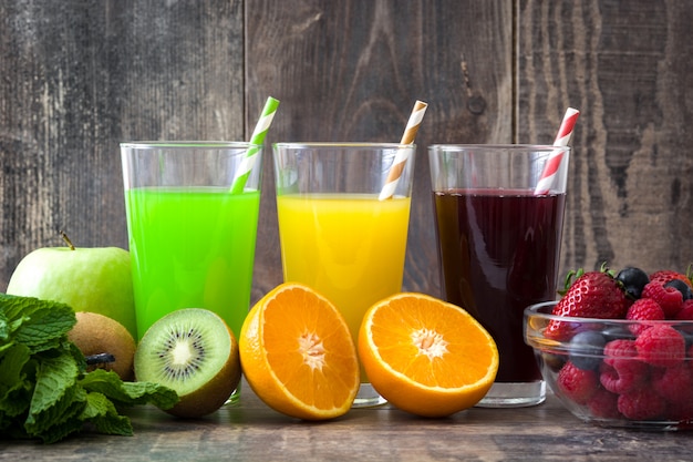 Foto vers fruit smoothies op rustieke houten tafel