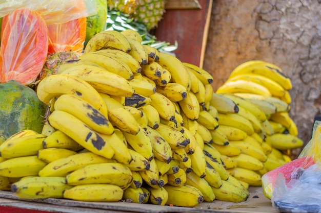 Vers fruitkraam op het straatconcept de verkoop van natuurlijk fruit