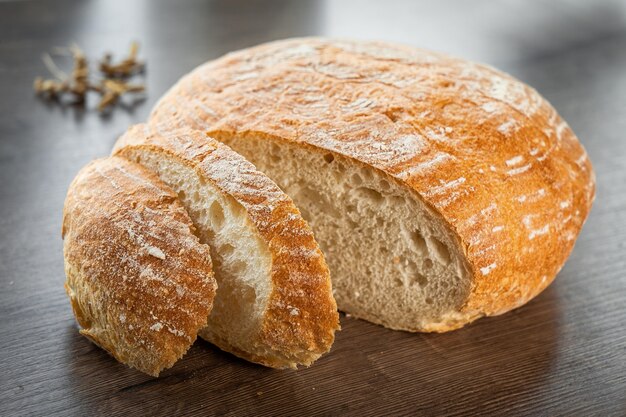 Vers gebak bakkerij op houten tafel