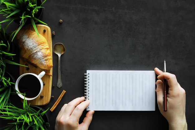 Vers gebak op tafel. Croissant met Franse smaak als ontbijt.