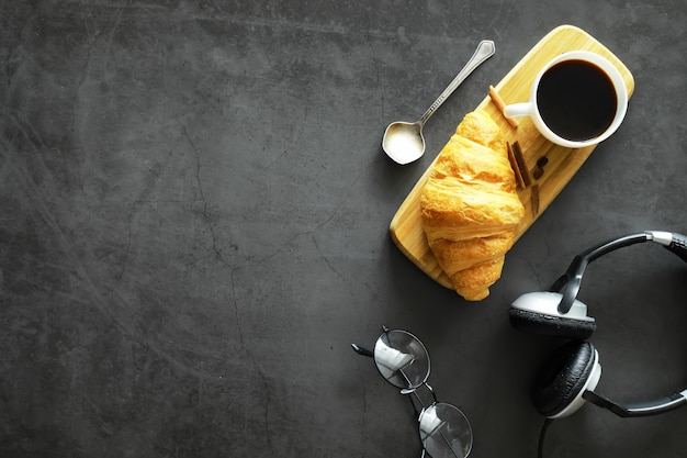 Vers gebak op tafel. Croissant met Franse smaak als ontbijt.